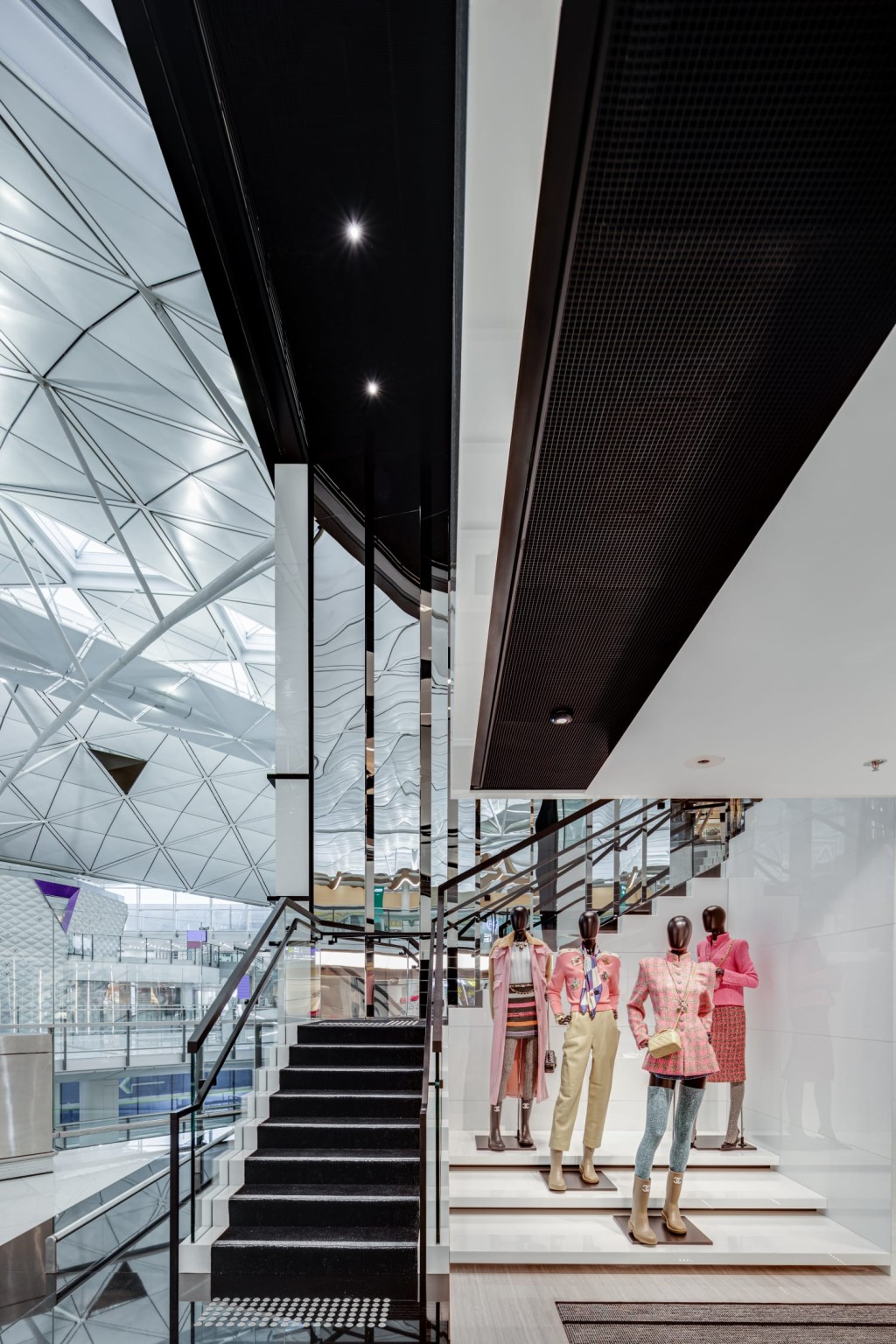 采光度极高的新店，设于离境大堂北面，跟机场的空间感设计十分配合。